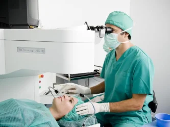 Implant de lentille intraoculaire ou laser Presbyond : quel choix pour votre vision ?