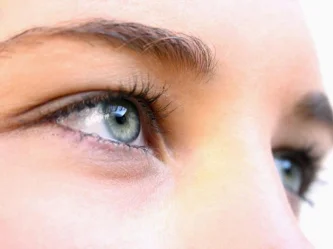 Paupières gonflées : Comment avoir un regard frais et reposé ?