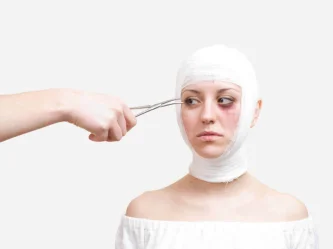مضاعفات الحقن أو العلاجات التجميلية الفاشلة: كيف تتصرفين ومتى تستشيرين مختصاً؟
