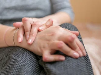 التهاب المفاصل الروماتويدي: الأسباب، الأعراض وأفضل خيارات العلاج